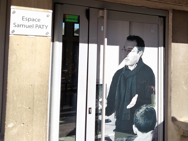 Portrait porte espace Samuel Paty - Louise Michel