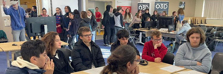 Des élèves dans divers ateliers