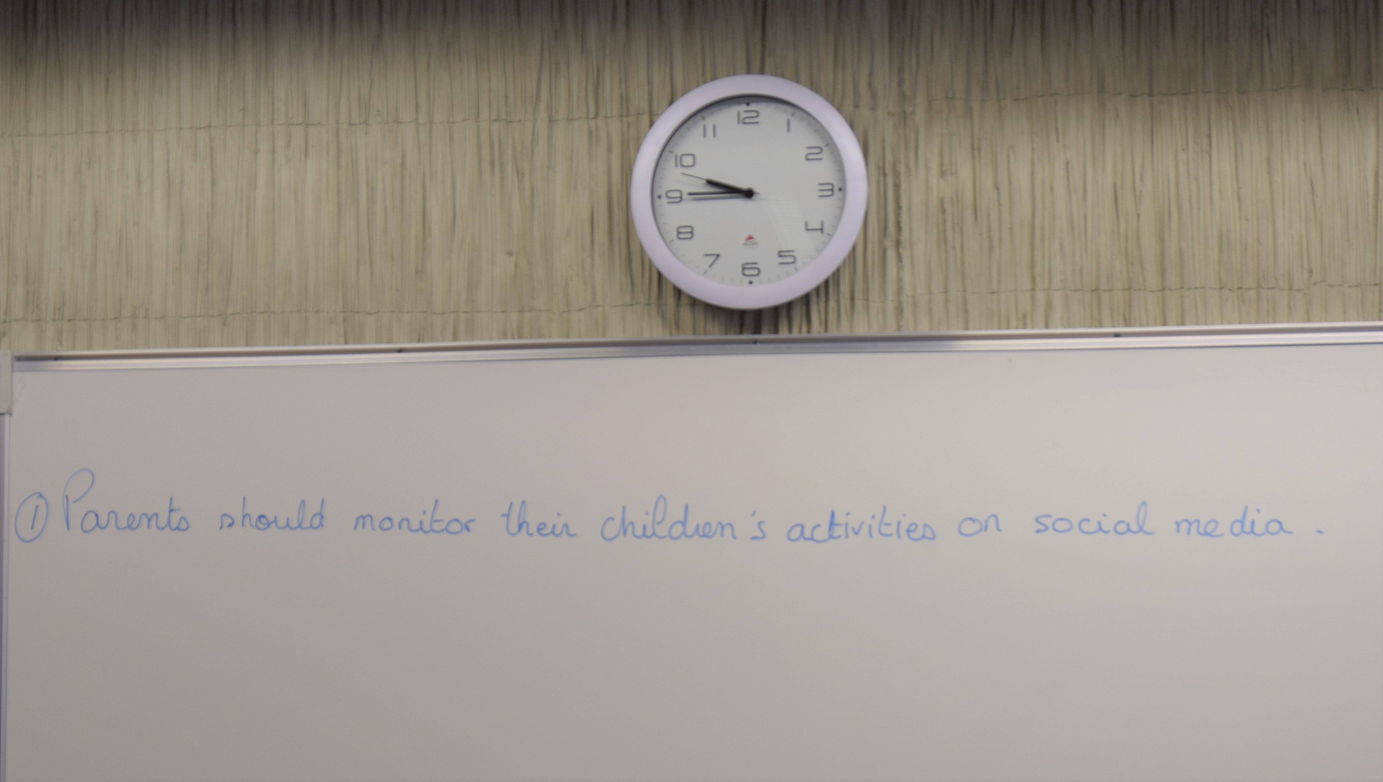 au tableau est inscrit "parents should monitor children's activites on social média