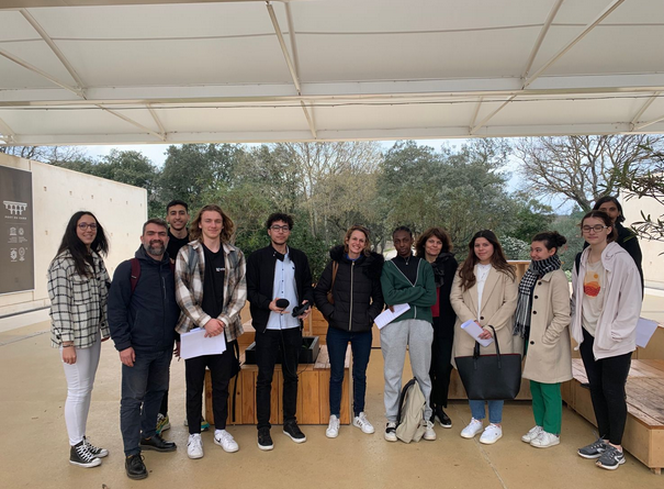 Photo de groupe des élèves encordés du lycée Philippe Lamour sur le site du Pont du Gard