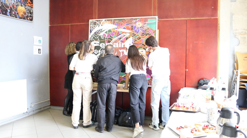 6 personnes dessinent ensemble sur une toile pour créer une fresque collaborative