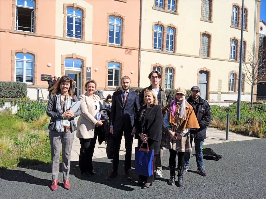 Rectrice et étudiants posant devant le bâtiment recevant le DTVE à Albi