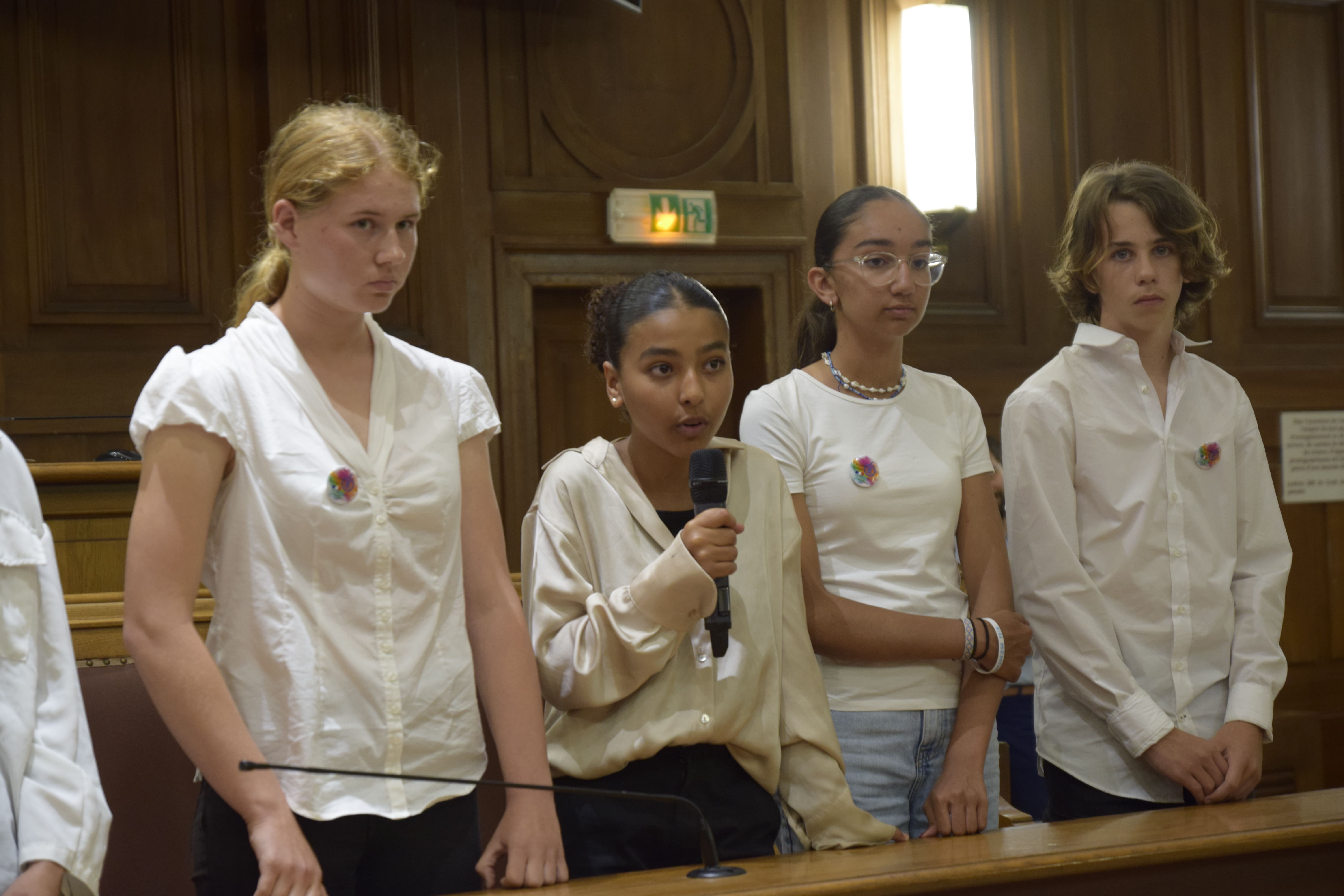 Collégienne au micro pendant le débat d'idées