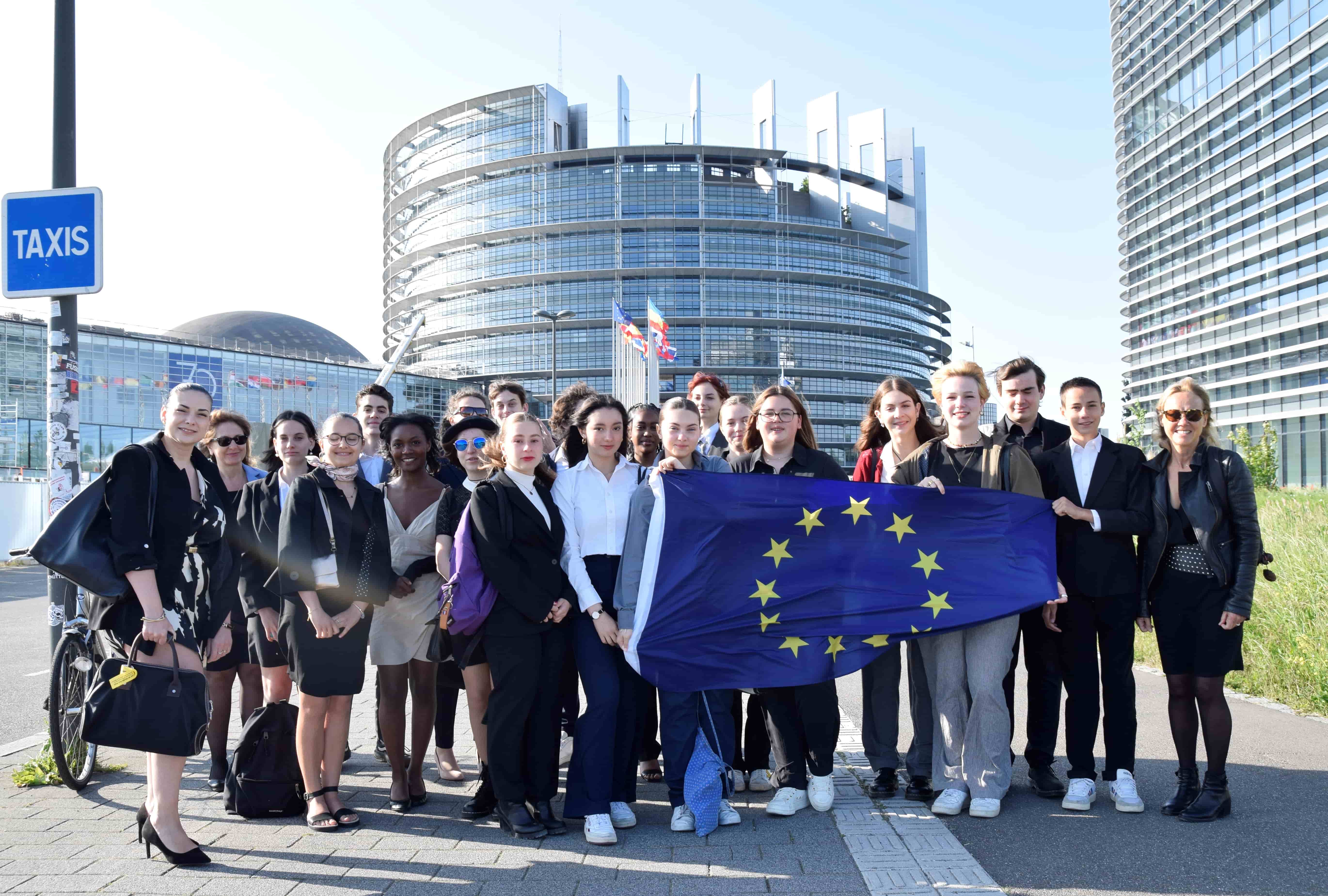 Groupe d'élèves devant le parlement européen