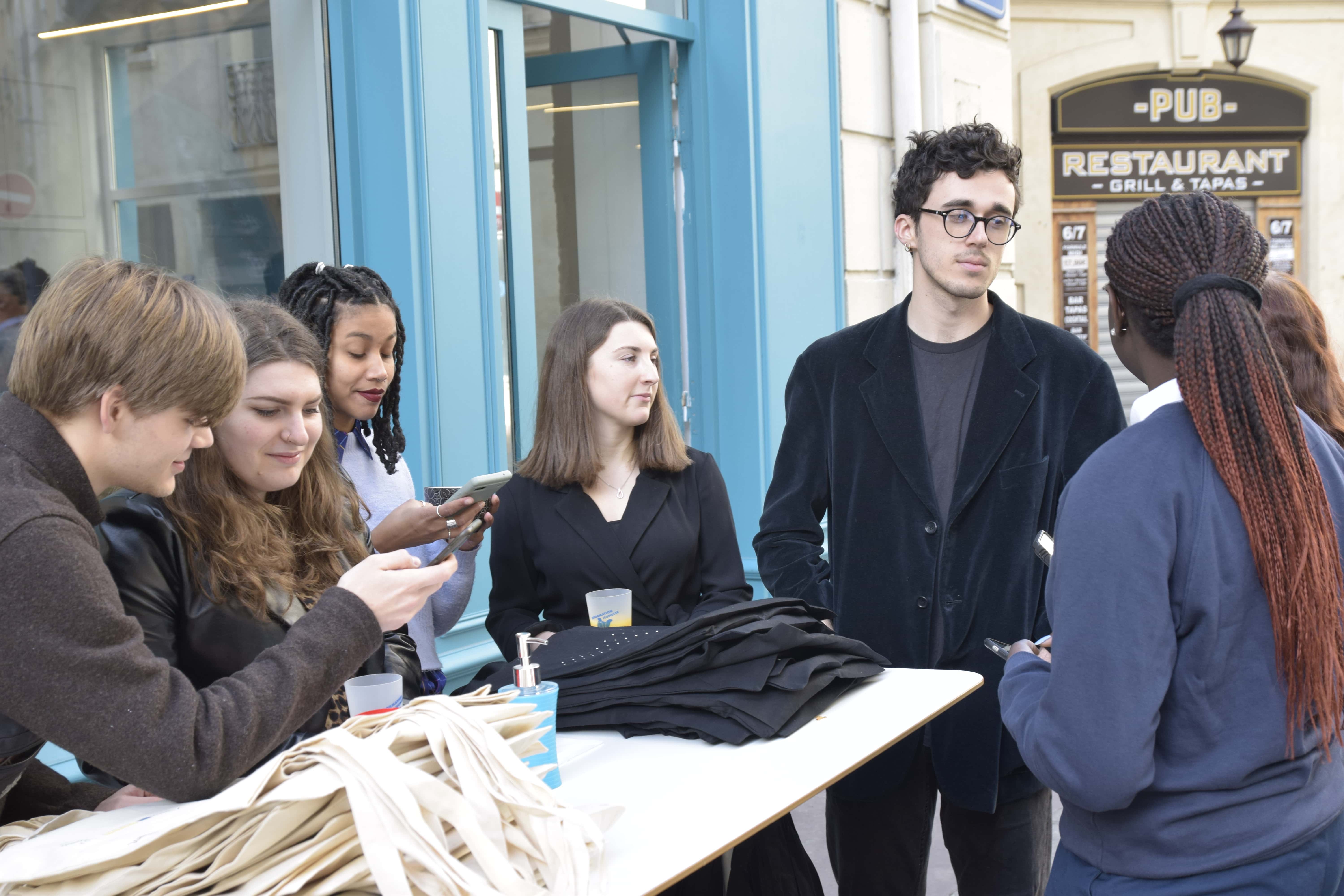 Jeunes devant le CRIJ Montpellier