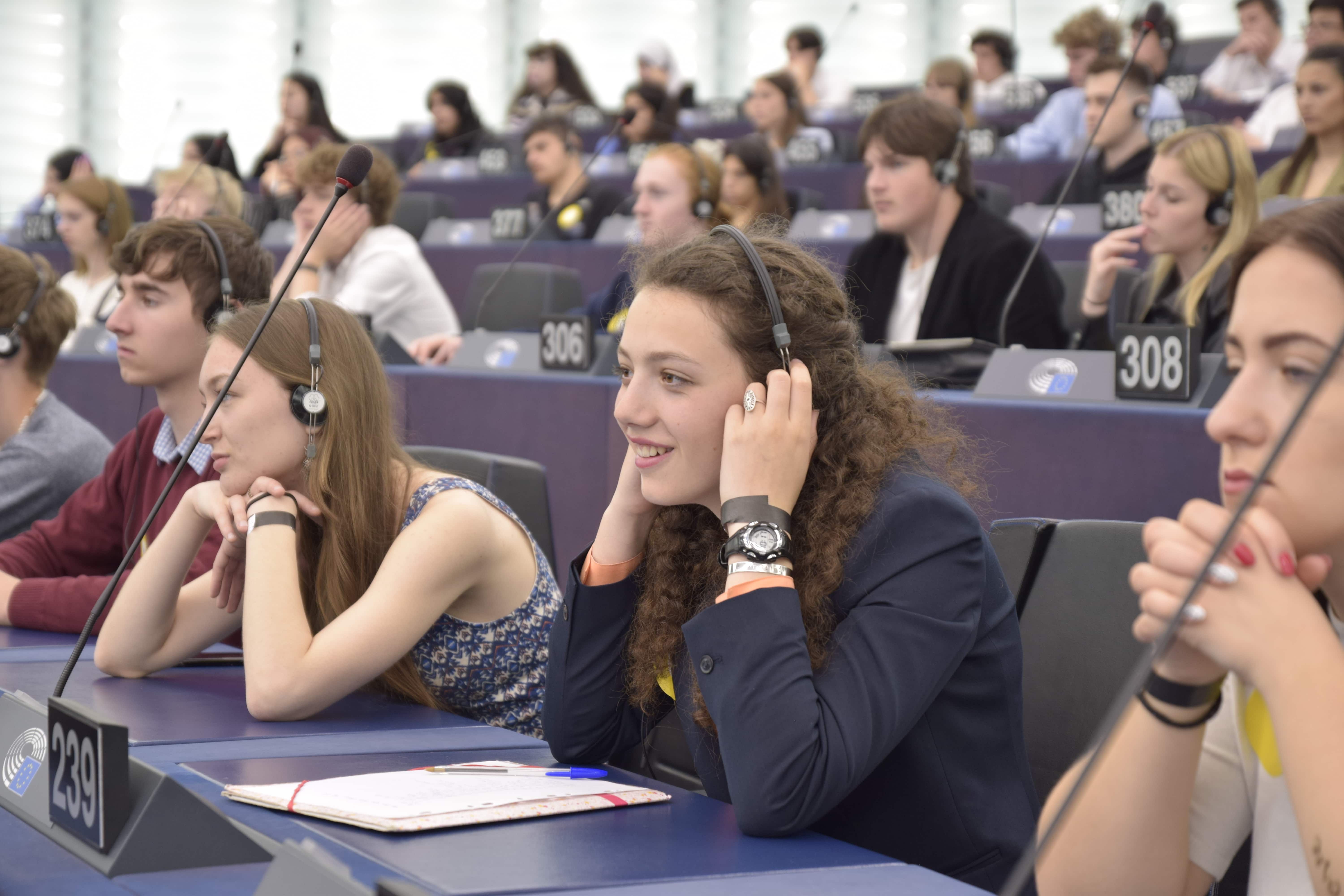 Elève casque sur les oreilles dans le parlement