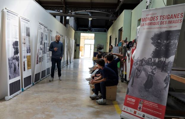 Elèves à l'exposition sur les Mondes Tsiganes