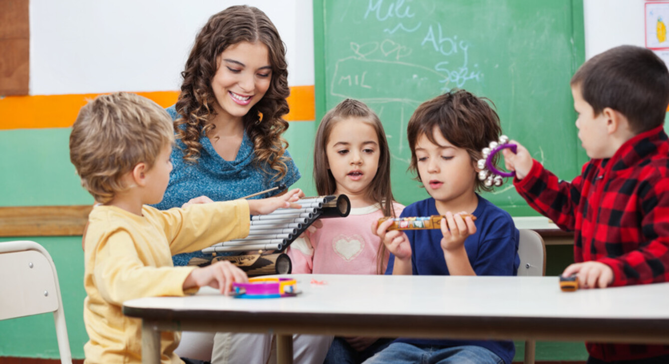 Elèves de primaire avec enseignante