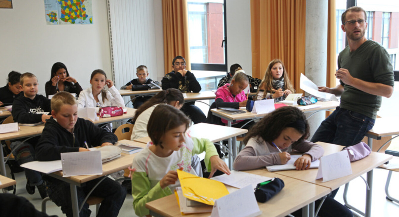 Professeur en action dans sa classe de sixième