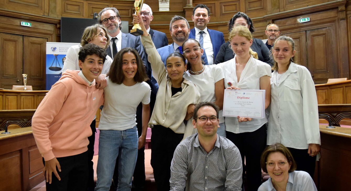 Les vainqueurs avec leurs professeurs du collège Paul valey de Sète