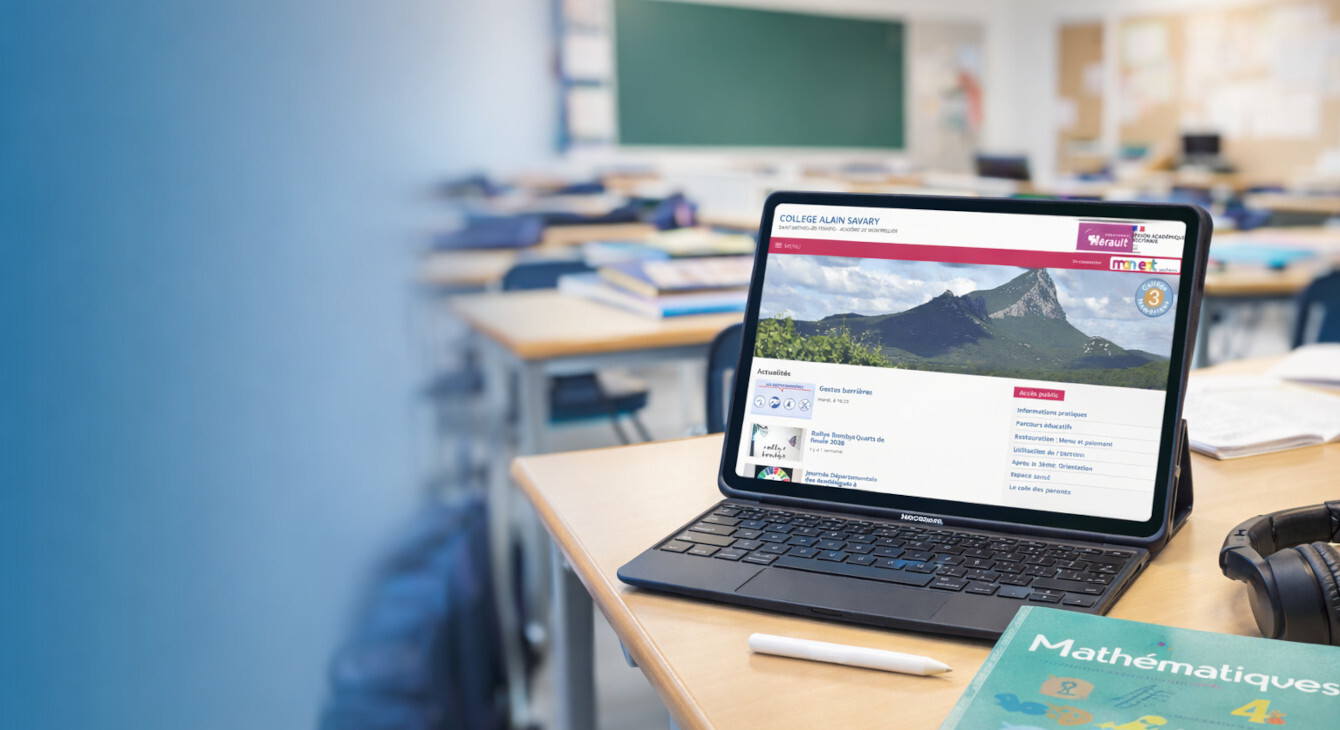 Une tablette numérique sur la table d'un collégien.