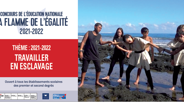 Des enfants se tiennent par la mail