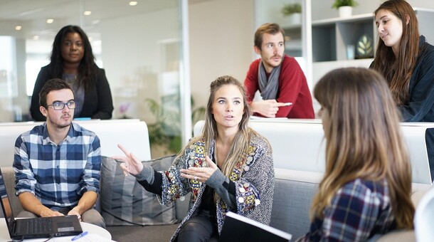 Une réunion de travail avec des femmes et des hommes