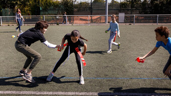 Collégiens qui jouent au rugby flag 