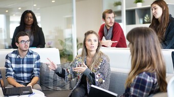 Femmes et hommes à une réunion
