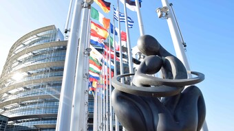 Statue et drapeau devant le parlement européen