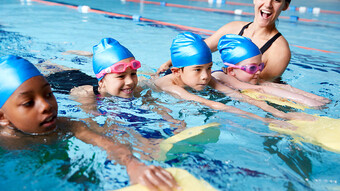 Groupe d'enfant à la piscine