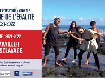 Des enfants se tiennent par la mail