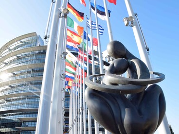 Statue et drapeau devant le parlement européen