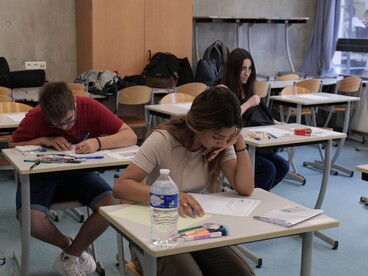 élève assis à sa table